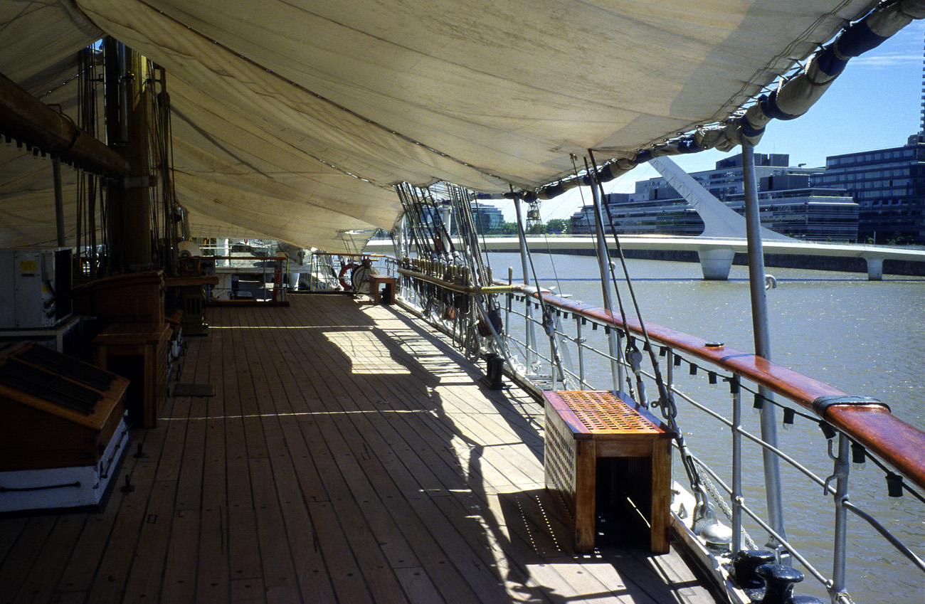 pat_278 b-aires clipper.jpg - Argentine, Argentine Nord, décembre 2002 : Buenos-Aires Le pont d'un ancien clipper Elite Chrome 100